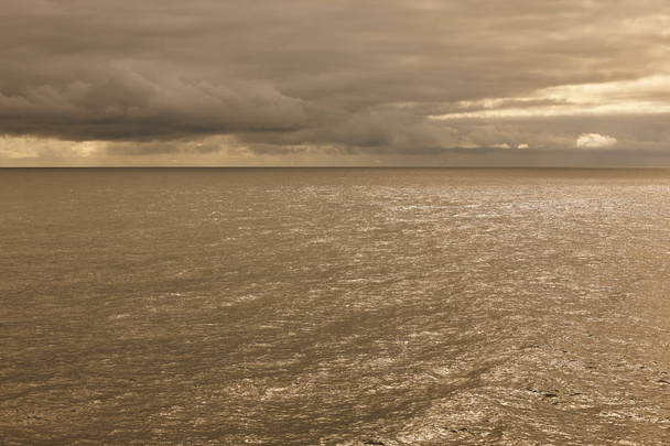 Tempo tempestoso sull'oceano Atlantico al tramonto. Onda marina. Nuvoloso
 - Foto, immagini