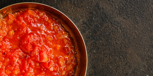 Tomatensauce, Tomaten ohne Haut - rote und reife Früchte gehackt, Konzept. Lebensmittel-Hintergrund. Kopierraum - Foto, Bild