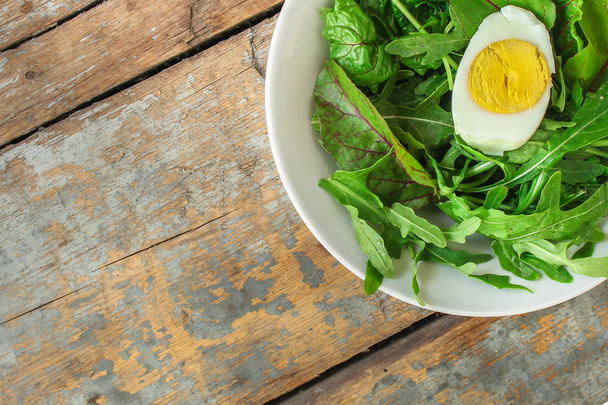 gesunder Salat mit gekochtem Ei, Salatblätter, Tomaten, Vorspeise, Snack mischen. Lebensmittel-Hintergrund. Ansicht von oben. Kopierraum - Foto, Bild