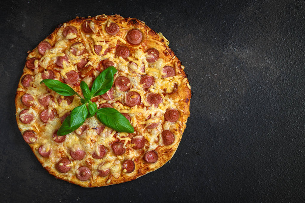 pizza sausagessalami és sajt meleg és friss (Hozzávalók). forró pizza. Felülnézet. másolási tér - Fotó, kép