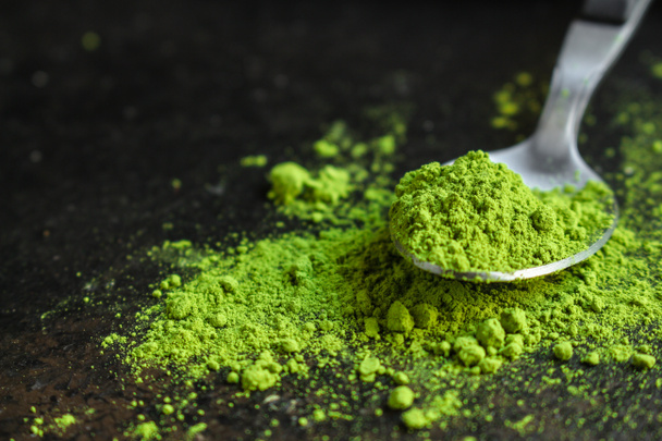 matcha - té verde en polvo, suplemento alimenticio, concepto de menú. antecedentes alimenticios. espacio de copia
 - Foto, imagen