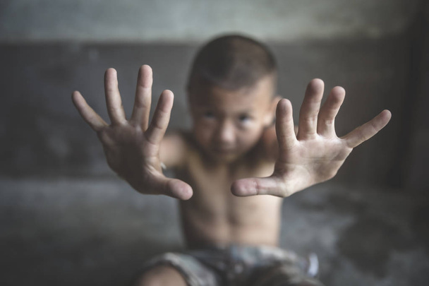 Niños violentos y abusados, Dejen de abusar de los niños violentos. niño b
 - Foto, Imagen