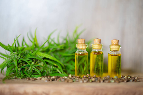 CBD olio di canapa prodotti, Cannabis medicinale con olio estratto in un
  - Foto, immagini
