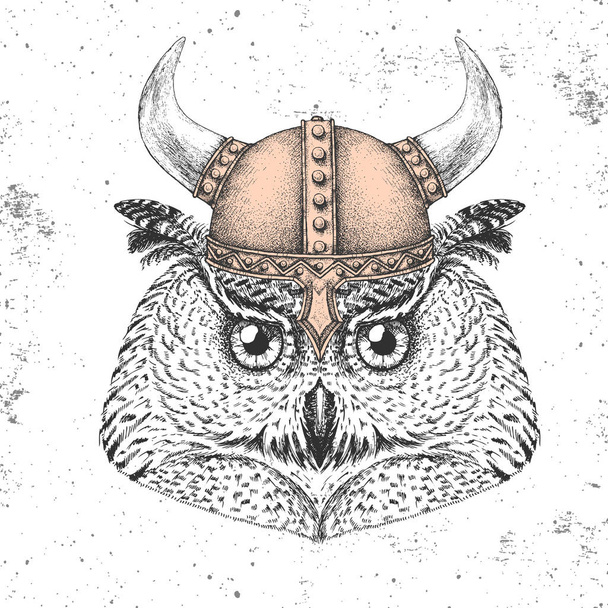 Hipster madár bagoly visel Viking sisak. Kézi rajz Fang a bagoly - Vektor, kép