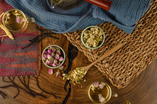 mesa con té de hierbas y pétalos de rosa
 - Foto, imagen