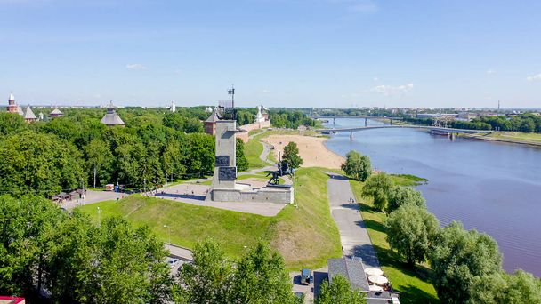 Novgorod, Rusko. Novgorod Kreml (Detiversi), Volhovova řeka. Let nad městem, od dronu  - Fotografie, Obrázek
