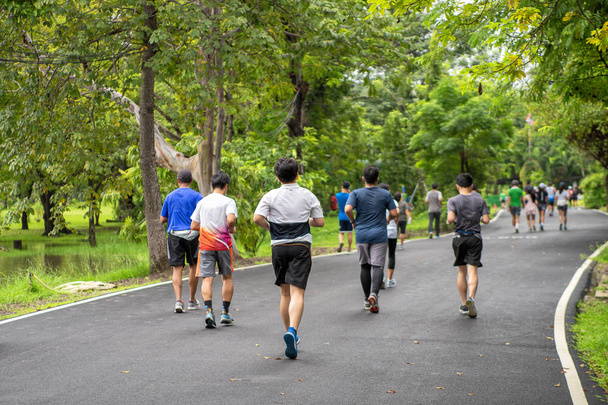 люди, занимающиеся физкультурой и бегающие в общественном парке в окрестностях
 - Фото, изображение