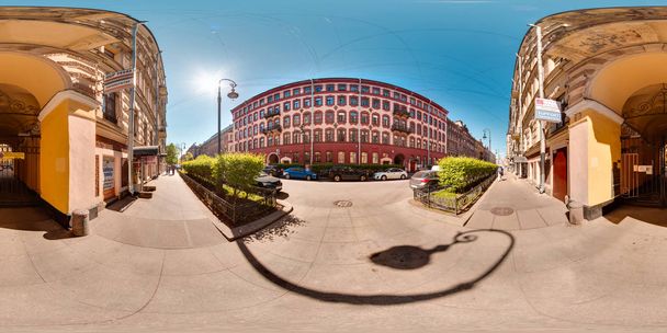 San Petersburgo 2019 Panorama esférico 3D con 360 ángulos de visión listo para realidad virtual o realidad virtual. Proyección equirectangular completa. Arquitectura del casco antiguo. Cielo azul de verano. Visitar lugares turísticos
. - Foto, Imagen