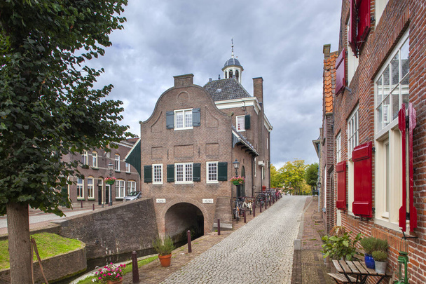 Nieuwpoort történelmi városháza és a nosztalgia házak - Fotó, kép