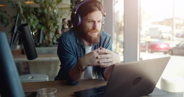 Man Chatting Online on Laptop in Cafe - Filmagem, Vídeo
