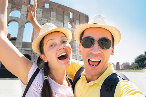 Couple Taking Selfie In Front Of Colosseum, Rome, Italy - Foto, Imagem