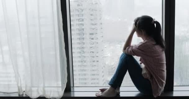 Kobieta płacz przy oknie - Materiał filmowy, wideo