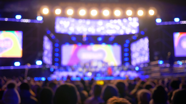 brilho borrado de holofotes em concerto com pessoas de multidão à noite
 - Filmagem, Vídeo