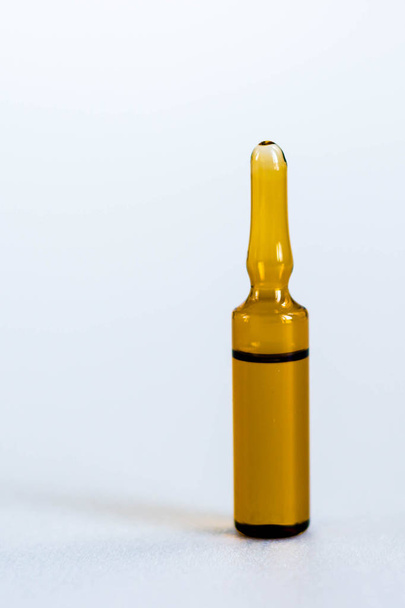 vial con medicamento inyectable sobre fondo blanco
 - Foto, imagen