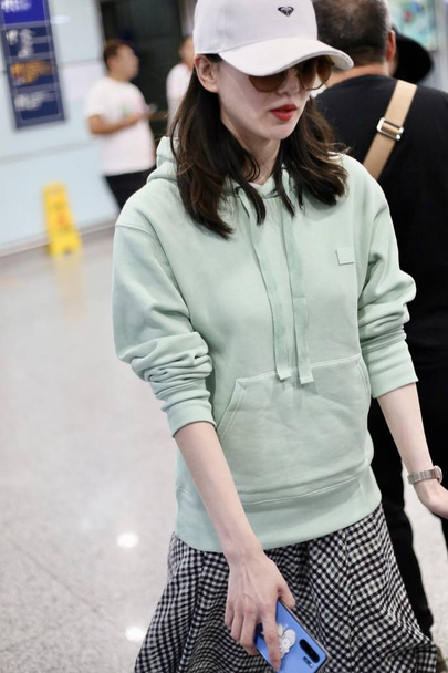 Chinese actress Liu Shishi or Cecilia Liu, arrives at the Beijing Capital International Airport before departure in Beijing, China, 16 September 2019 - Foto, immagini