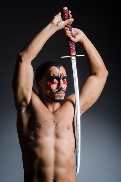 Homem com espada e pintura facial
 - Foto, Imagem