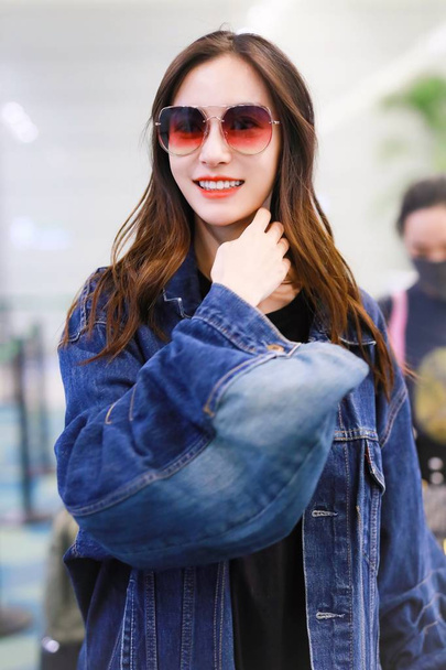 Chinese model, actress, and singer based in Hong Kong Angela Yeung Wing, or Angelababy  arrives at the Shanghai Hongqiao Airport before departure in Shanghai, China, 15 September 2019 - Φωτογραφία, εικόνα
