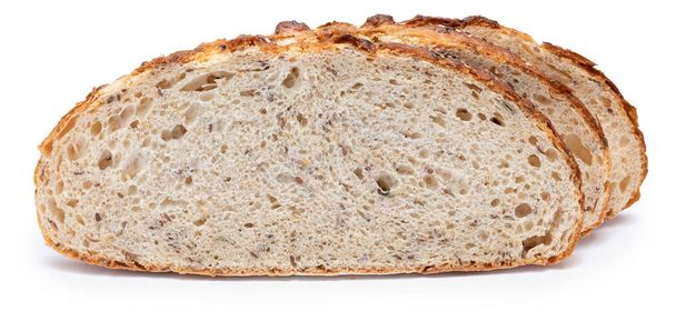 Λευκό ψωμί Πολυσίτου (σιτάρι, σίκαλη) και σπόροι (σουσάμι, ηλιοτρόπια, σωλήνες) κομμένα. Ρουστίκ και σπιτική εμφάνιση. Απομονωμένος σε λευκό φόντο. Μπροστινή όψη. - Φωτογραφία, εικόνα
