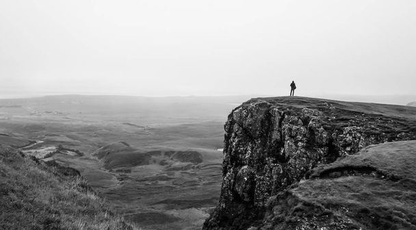 woman standing on the top of a cliff - Foto, Bild