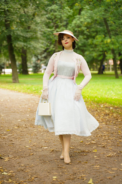 Porträt einer jungen Frau in Vintage-Kleid und Retro-Hut - Foto, Bild