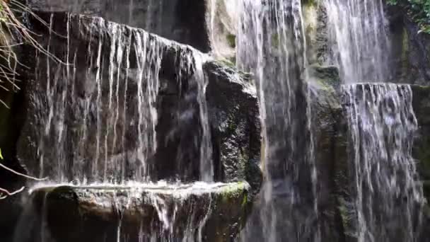 Wodospady strumieniowe skały w zbliżenie, piękne tło przyrodnicze - Materiał filmowy, wideo