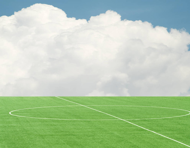 зеленое футбольное поле против неба с облаками
 - Фото, изображение