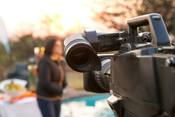TV kamera és műsorvezető Host egy élő híreket sugárzott elhely - Fotó, kép