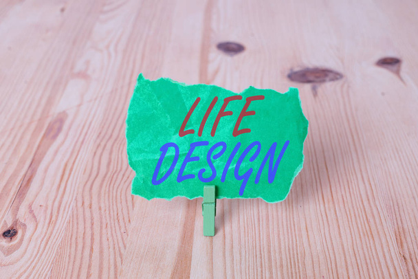 Znak tekstowy przedstawiający Life Design. Koncepcyjny balans zdjęć, w jaki sposób mieszkasz między rodziną pracy a zabawą puste przypomnienie drewniana podłoga clothespin rowek biuro zielony. - Zdjęcie, obraz