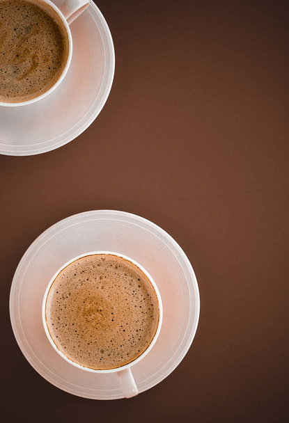 Tazza di caffè caldo come bevanda per la colazione, tazze flatlay sulla schiena marrone
 - Foto, immagini