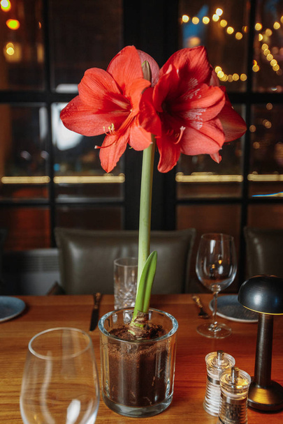florero con ramo de flores en la mesa en el restaurante
 - Foto, Imagen