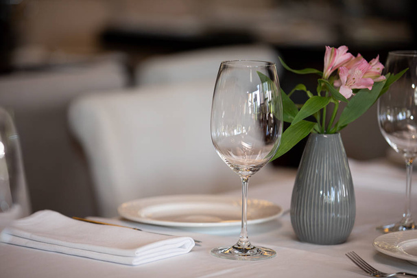 Обдарований стіл у ресторані, фокус на склі та тарілці
 - Фото, зображення