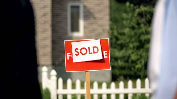 Sold signboard in front of house, real estate agency, property selling business - 写真・画像