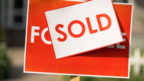 Close-up sold paper installing on for sale signboard, real estate agency, deal - 写真・画像
