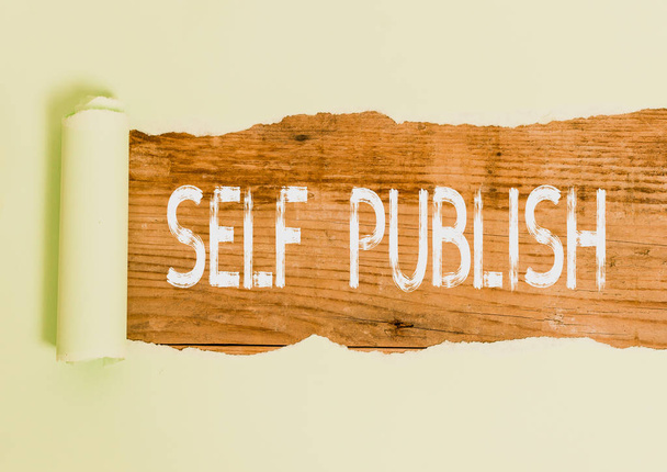 Znak tekstowy przedstawiający Self Publish. Zdjęcie koncepcyjne opublikowane prace samodzielnie i na własny koszt niezależne autora. - Zdjęcie, obraz
