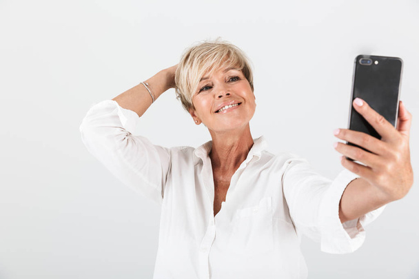 Image of caucasian adult woman with short blond hair smiling and - Foto, Bild