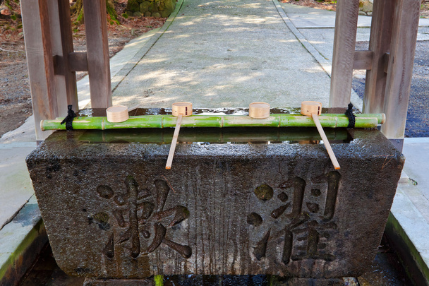 Cuencas llenas de agua en el santuario de Ishiura en Kanazawa
 - Foto, imagen