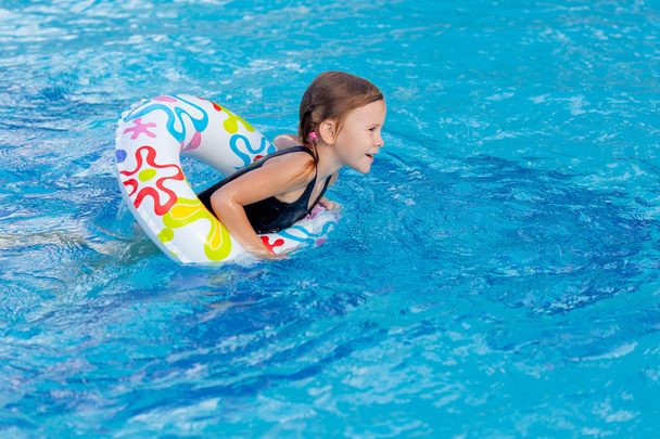 little girl playing in the swimming pool - Fotó, kép