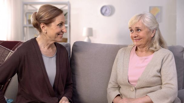 Souriant femmes âgées regardant les uns les autres préparer surprise amitié connexion
 - Photo, image