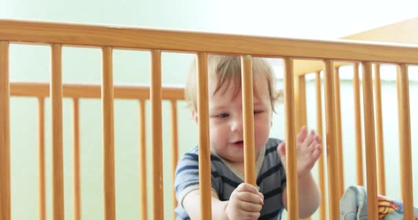 Baby is laughing in the crib - Filmmaterial, Video