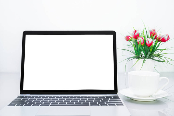 Modèle d'ordinateur portable et tasse de café avec fleur
 - Photo, image