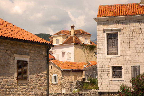 Velhas casas europeias com telhados laranja
. - Foto, Imagem