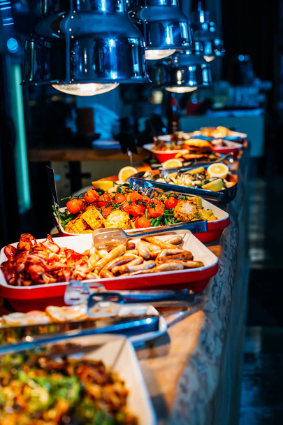 Сніданок "шведський стіл" концепція, сніданок час у розкішному готелі, бранч - Фото, зображення