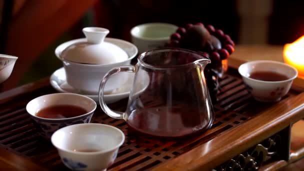 чайна церемонія китайський чай пивоваріння - Кадри, відео