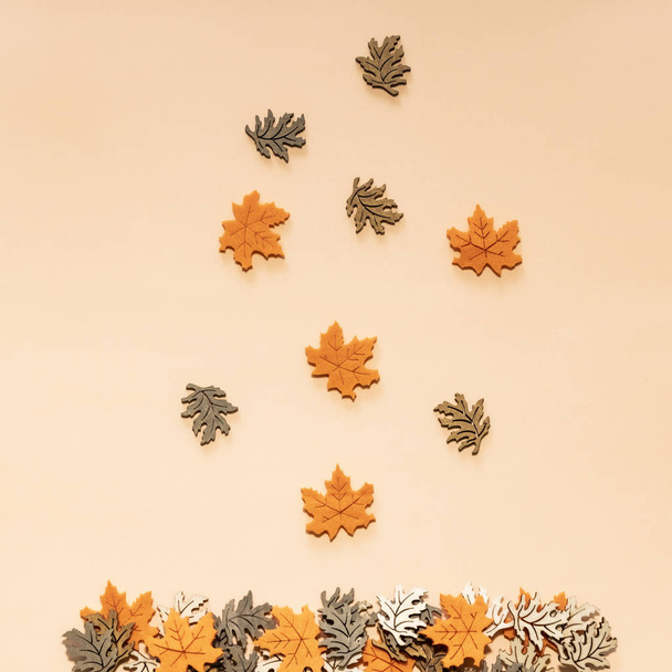 Золотые листья на бежевом фоне. Осень, осенняя концепция
. - Фото, изображение