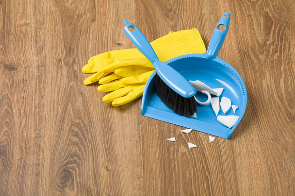Concept cleaning - sweeping the floor - Foto, imagen