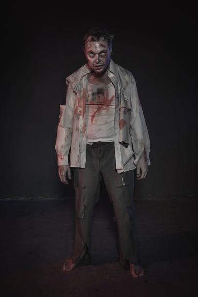 Borzalom szörnyű zombi ember. Halloween-jelenet - Fotó, kép