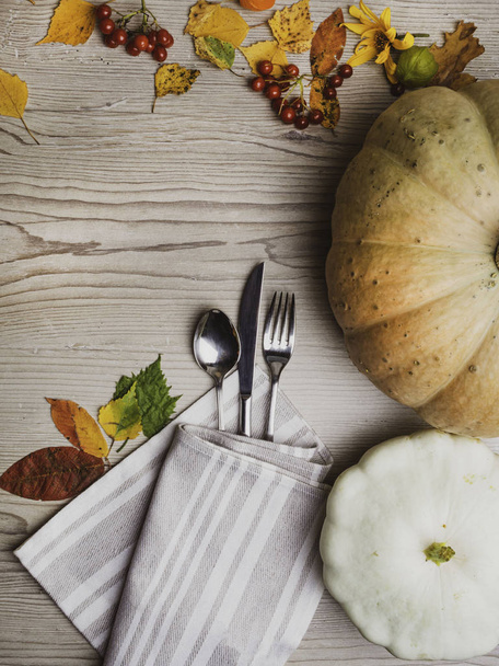 Arreglo de ajuste de mesa temático de otoño para una fiesta estacional, concepto del día de Acción de Gracias
 - Foto, imagen