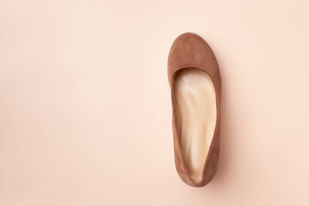 Brown suede female Shoe on a pink background. Top view - Φωτογραφία, εικόνα