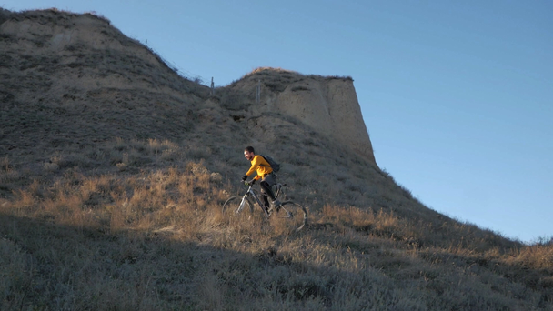 若い男性自転車ライダーは、夏の晴れた日に丘の上を旅行 - 映像、動画