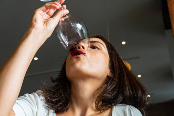 Morena mujer bebiendo vino tinto
 - Foto, Imagen